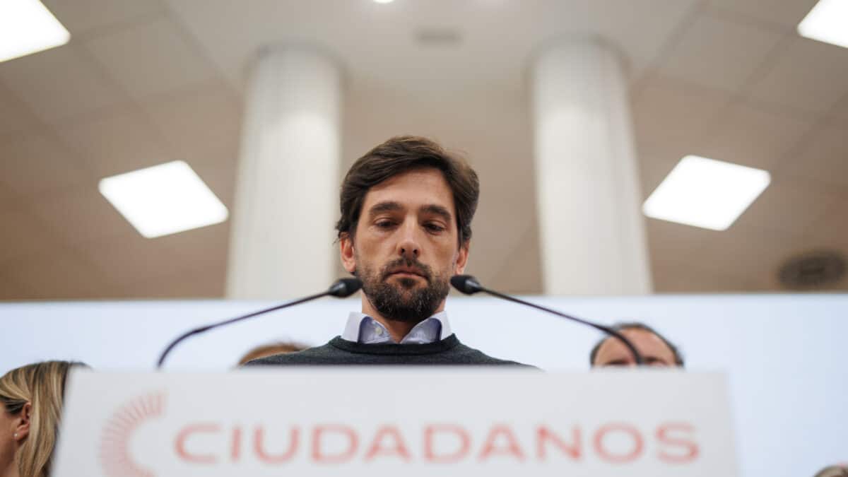 El secretario general de Ciudadanos, Adrián Vázquez, en una rueda de prensa