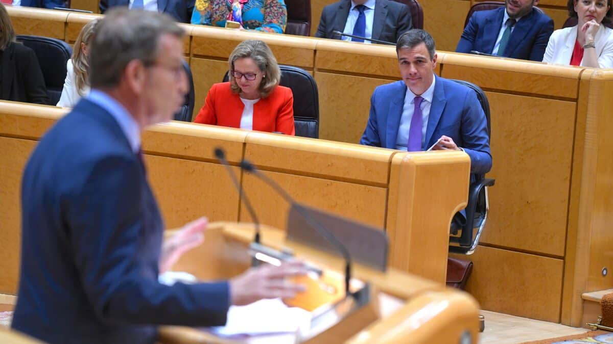 La vicepresidenta primera y ministra de Asuntos Económicos y Transformación Digital, Nadia Calviño, y el presidente del Gobierno, Pedro Sánchez, durante un pleno del Senado, a 25 de abril de 2023, en Madrid (España).