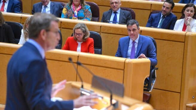 La vicepresidenta primera y ministra de Asuntos Económicos y Transformación Digital, Nadia Calviño, y el presidente del Gobierno, Pedro Sánchez, durante un pleno del Senado, a 25 de abril de 2023, en Madrid (España).