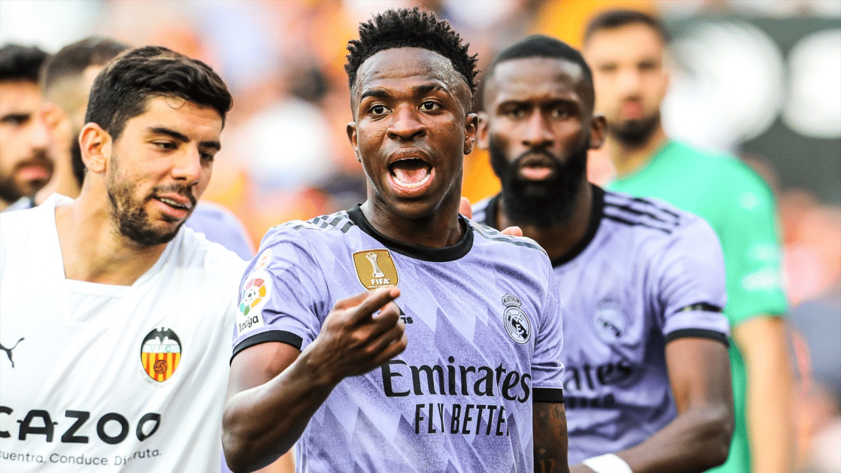 El delatero del Real Madrid, Vinicius Junior, protesta durante el partido de fútbol entre el Valencia CF y el Real Madrid en el estadio Mestalla