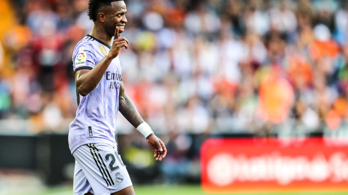 Vinicius Junior del Real Madrid hace gestos durante la liga española, la Liga Santander, partido de fútbol jugado entre Valencia CF y Real Madrid en el estadio Mestalla el 21 de mayo de 2023, en Valencia, España.