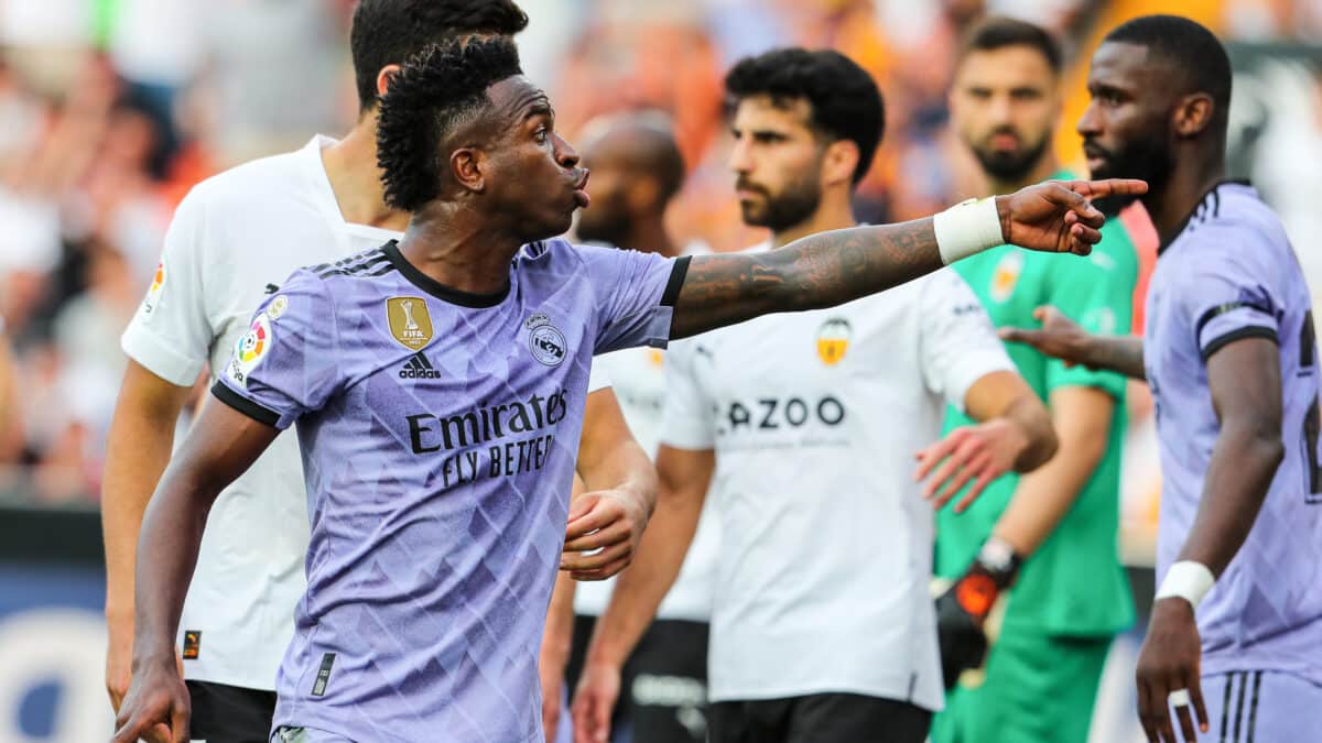 Vinicius Junior del Real Madrid protesta durante la liga española, la Liga Santander, partido de fútbol jugado entre Valencia CF y Real Madrid en el estadio Mestalla el 21 de mayo de 2023, en Valencia, España.