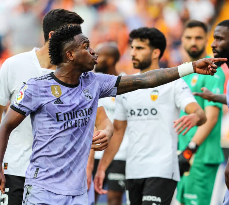 El Valencia CF abre un expediente para expulsar a los dos aficionados que insultaron a Vinicius