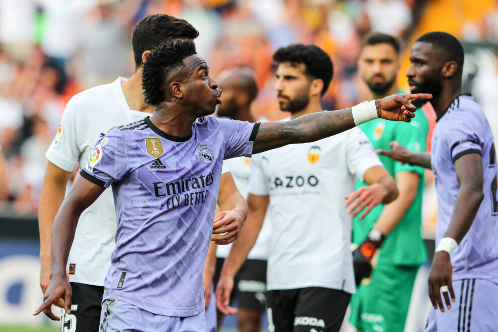 Vinicius Junior del Real Madrid protesta durante la liga española, la Liga Santander, partido de fútbol jugado entre Valencia CF y Real Madrid en el estadio Mestalla el 21 de mayo de 2023, en Valencia, España.