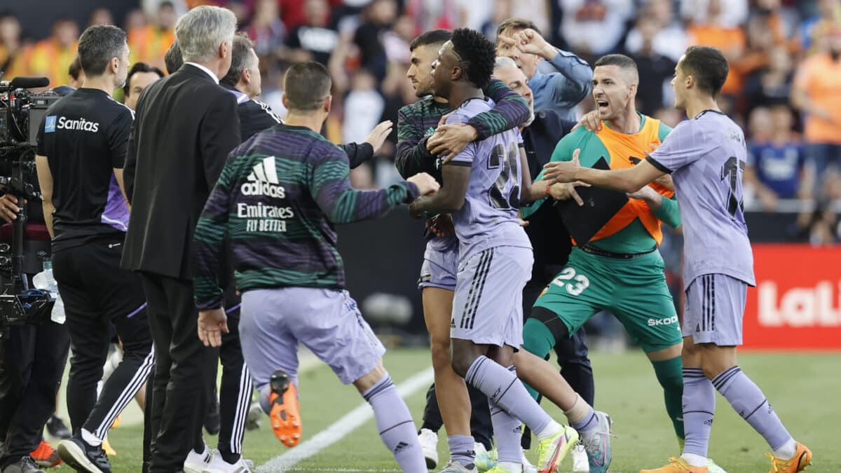 El delantero brasileño del Real Madrid Vinícius Júnior (c) es expulsado durante el partido correspondiente a la jornada 35 de LaLiga Santander que disputan Valencia CF y Real Madrid