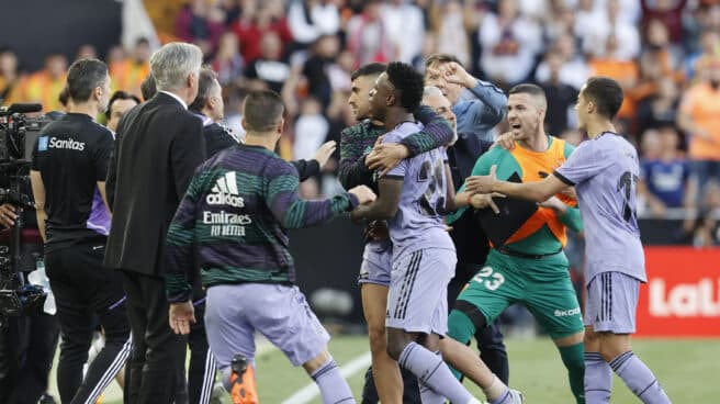 El delantero brasileño del Real Madrid Vinícius Júnior (c) es expulsado durante el partido correspondiente a la jornada 35 de LaLiga Santander que disputan Valencia CF y Real Madrid
