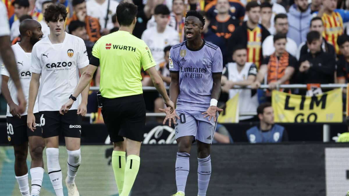 El árbitro de Burgos Bengoetxea (2d) habla con el delantero brasileño del Real Madrid Vinícius Júnior (d) durante el partido correspondiente a la jornada 35 de LaLiga Santander