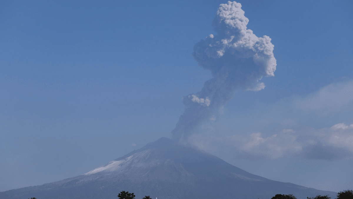 El volcán Popocatépetl ante las continuas exhalaciones, en la comunidad de San Pedro Benito Juárez, Puebla (México), que ha entrado en erupción.