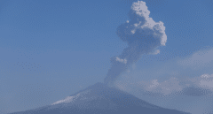 El volcán Popocatépetl en México, uno de los más grandes del mundo, entra en erupción