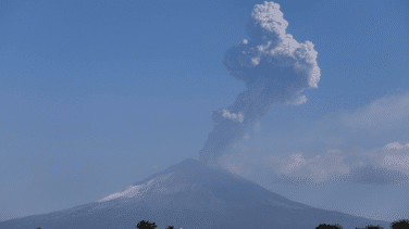 El volcán Popocatépetl en México, uno de los más grandes del mundo, entra en erupción