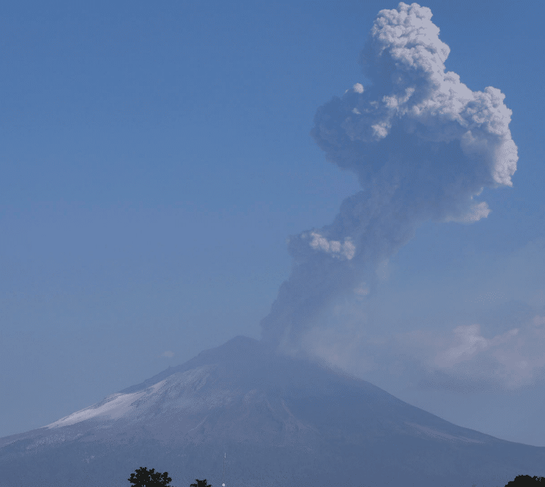 El volcán Popocatépetl en México, uno de los más grandes del mundo, entra en erupción
