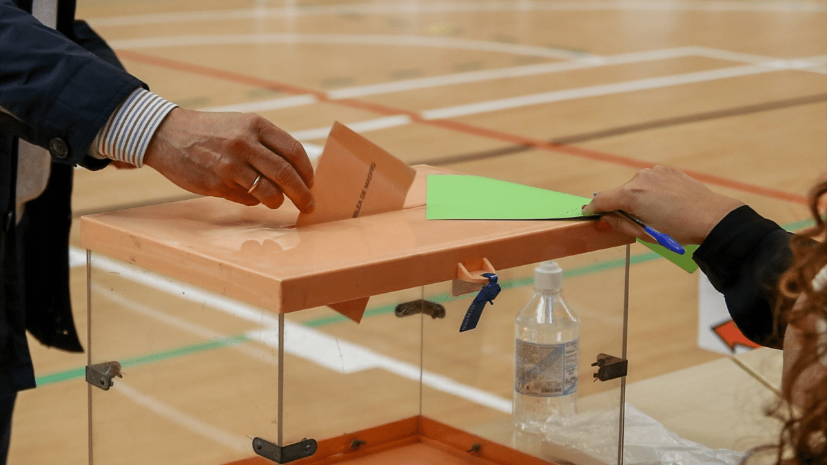 Imagen de una encuesta electoral que refleja cómo un hombre ejerce su derecho a voto en un colegio para las elecciones del 28M del 2023