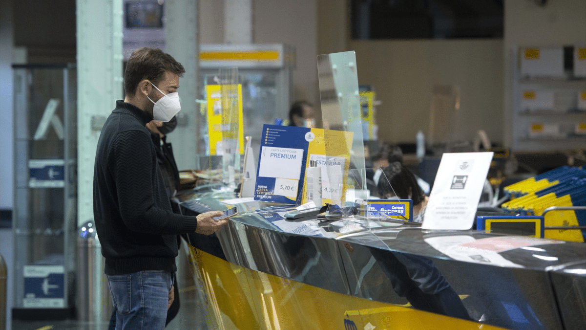 Un ciudadano solicita su voto por correo para las elecciones generales 2023