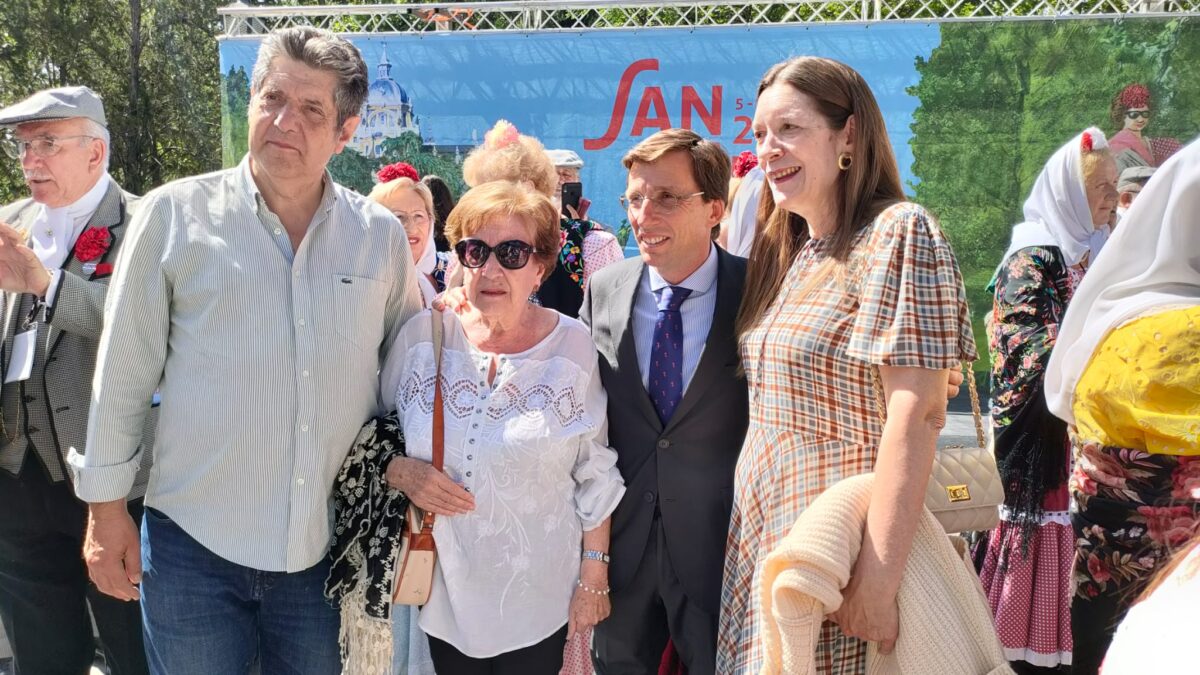 Almeida y Levy se animan a bailar un chotis del Atleti en la presentación de las fiestas de San Isidro