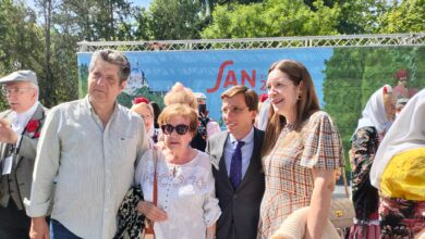 Almeida y Levy se animan a bailar un chotis del Atleti en la presentación de las fiestas de San Isidro