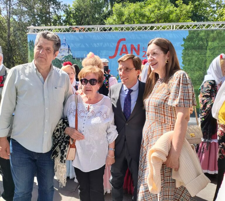 Almeida y Levy se animan a bailar un chotis del Atleti en la presentación de las fiestas de San Isidro