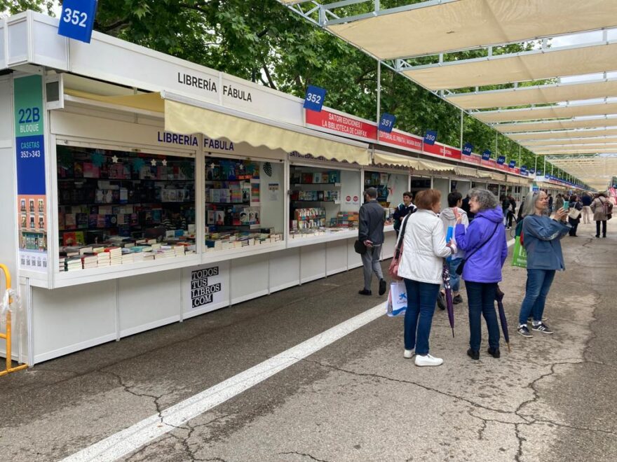 Tarpaulins for sun protection at the Madrid Book Fair