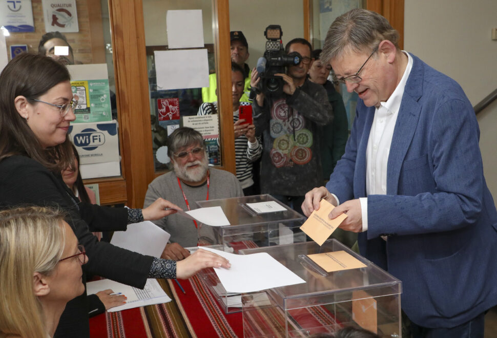 El presidente de la Generalitat valenciana, Ximo Puig, ha ejercido su derecho al voto en Morella (Castellón).