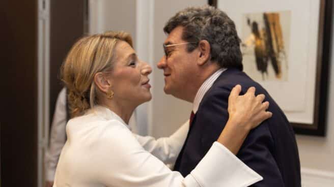 Yolanda Díaz José Luis Escrivá La vicepresidenta segunda y ministra de Trabajo y Economía Social, Yolanda Díaz, saluda al ministro de Inclusión, Seguridad Social y Migraciones, José Luis Escrivá, a su llegada a un desayuno informativo.
