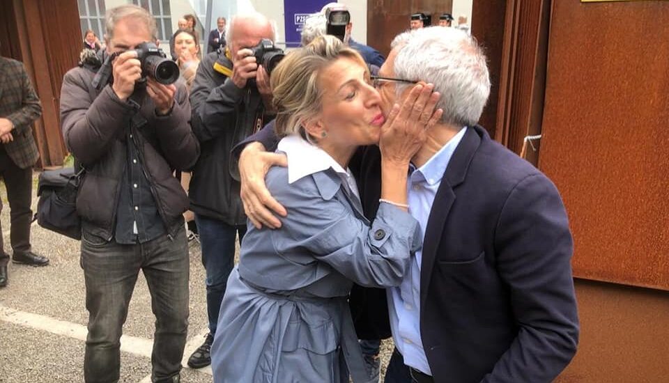 Yolanda Díaz saluda a Gaspar Llamazares durante la campaña de las elecciones municipales de 2023 en Oviedo.