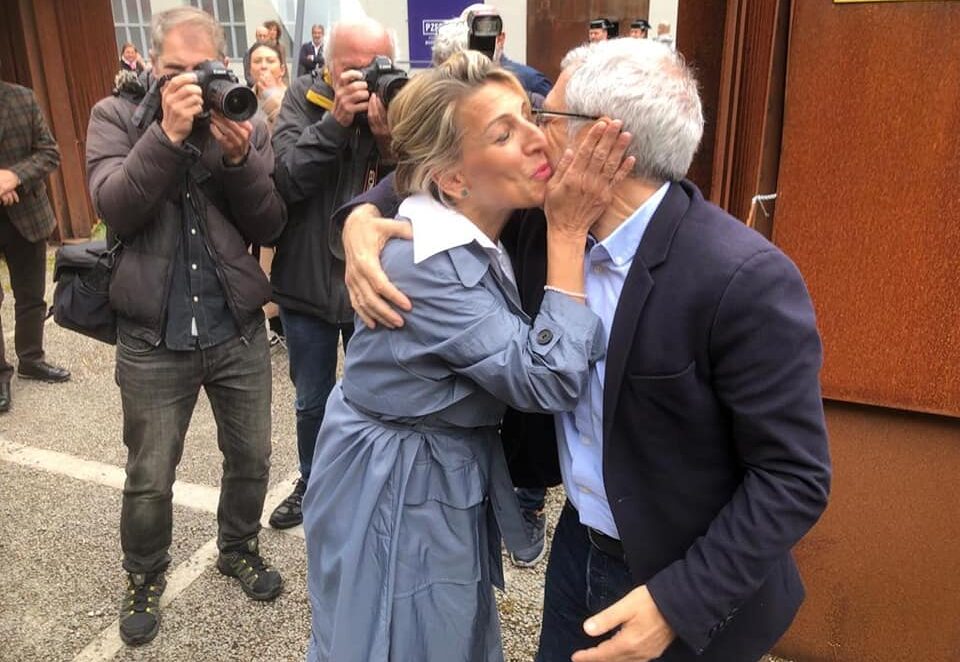 Yolanda Díaz saluda a Gaspar Llamazares durante la campaña de las elecciones municipales de 2023 en Oviedo.