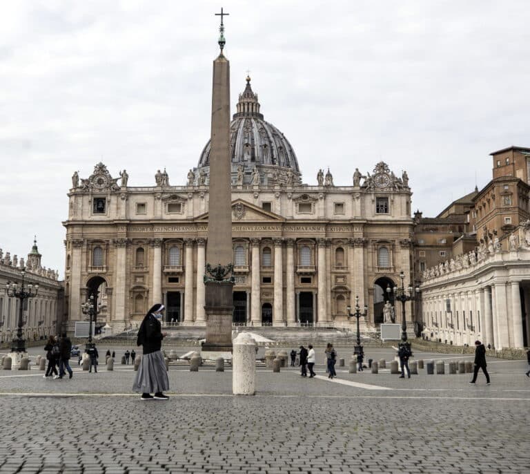 Un vehículo irrumpe a toda velocidad en el Vaticano