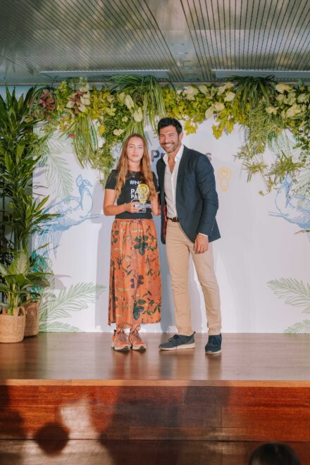 Olivia durante el evento con el periodista Quico Taronjí, presentador de 'Aquí la tierra'