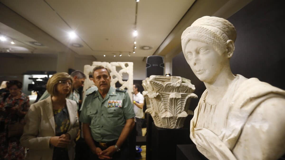 La directora del museo arqueológico de Córdoba, María Dolores Baena (i), junto al general zona Andalucía, Alonso Rodríguez, pnservan parte de las 119 piezas de alto valor arqueológico