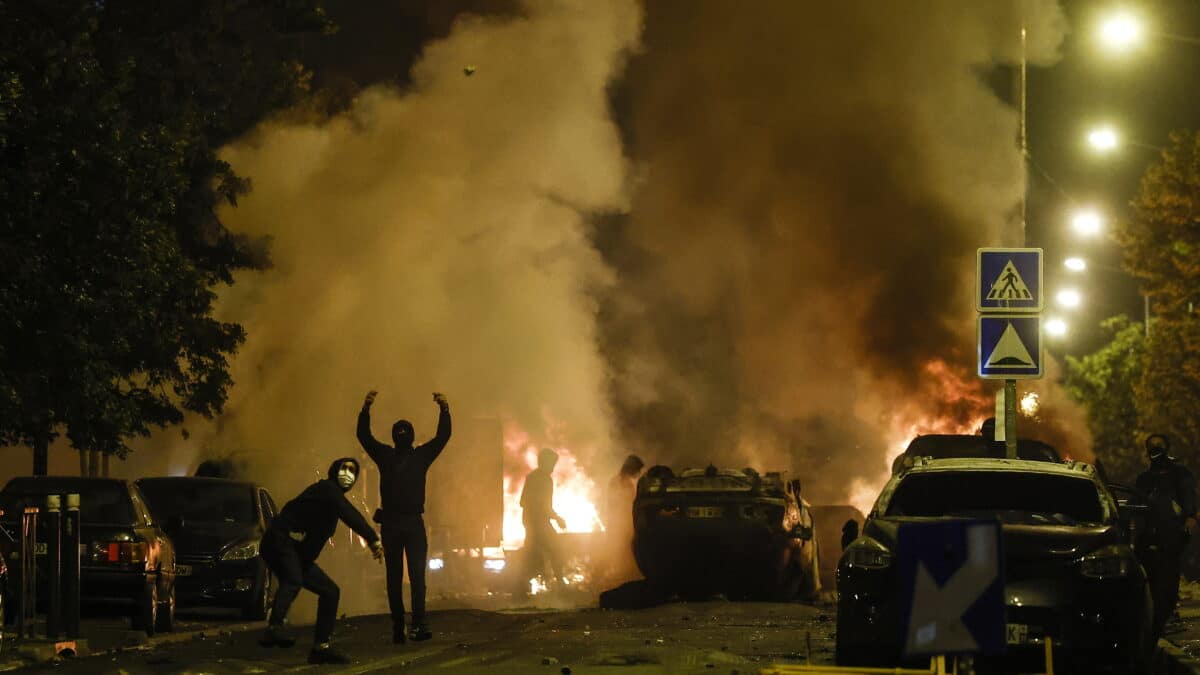 Segunda noche de disturbios en Francia por la muerte a manos de la Policía de un adolescente negro de 17 años en la ciudad de Nanterre, en las afueras de París.