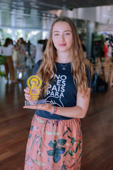 Olivia Mandle con su premio Inspiring Girls