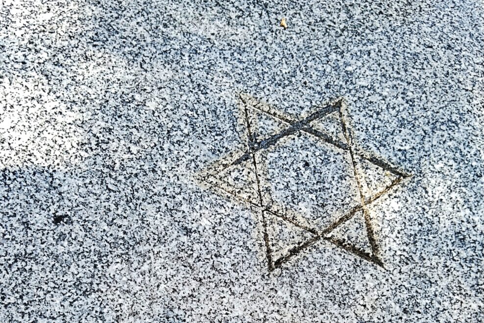 Tumba del la parte hebrea del cementerio de La Almudena con la estrella de David 