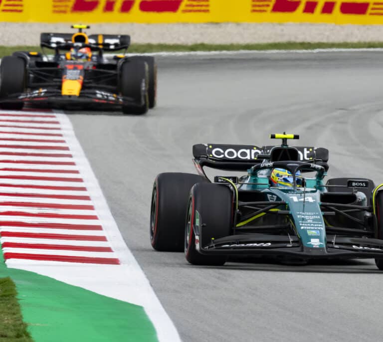 Sainz y Alonso sufren en un Gran Premio de España descafeinado
