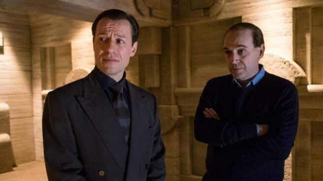 Escena de la serie italiana '1993', en la que Silvio Berlusconi (Paolo Pierobon) le muestra la cripta de su mausoleo a Leonardo Notte (Stefano Accorsi), uno de sus hombres de confianza en la ficción. Escena de la serie italiana '1993', en la que Silvio Berlusconi (Paolo Pierobon) le muestra la cripta de su mausoleo a Leonardo Notte (Stefano Accorsi), uno de sus hombres de confianza en la ficción.