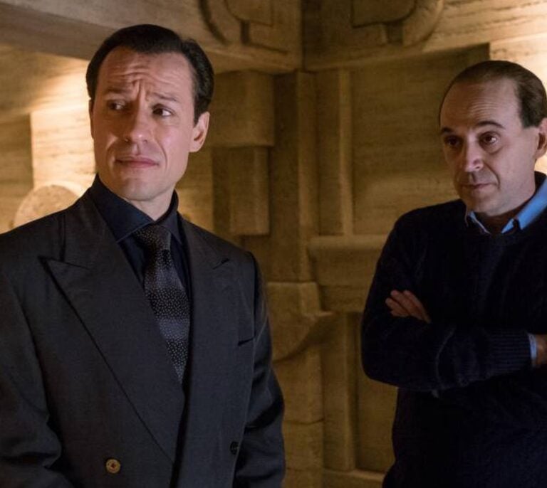 Toneladas de mármol, guiños a la masonería... Así es el mausoleo de Berlusconi en Villa San Martino