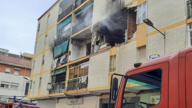 Una explosión en una vivienda de Badajoz provoca un muerto, una decena de heridos y cuantiosos daños Una explosión en una vivienda de Badajoz provoca un muerto, una decena de heridos y cuantiosos daños