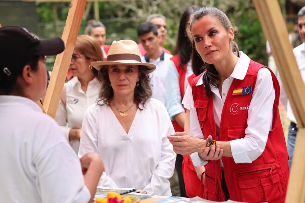 La reina Letizia visita la Escuela Taller de Jardinería, dentro de los proyectos productivos de mujeres (AECID), este miércoles en Cali (Colombia)