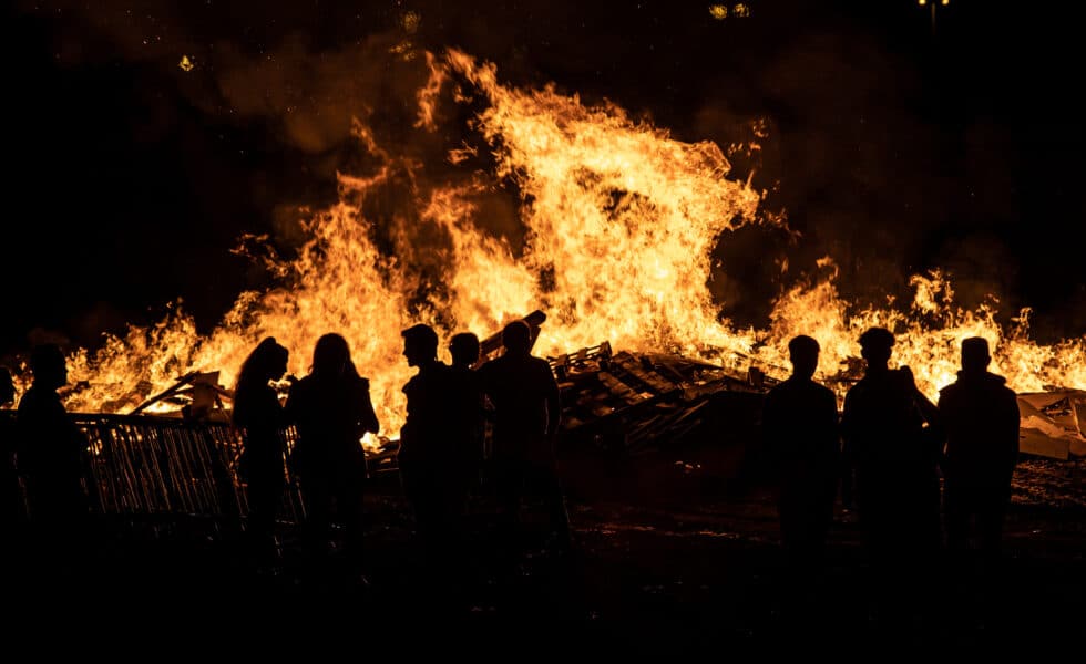 Celebración de la Noche de San Juan en el barrio La Estrella en Logroño, dando la bienvenida al verano en la noche más corta del año.