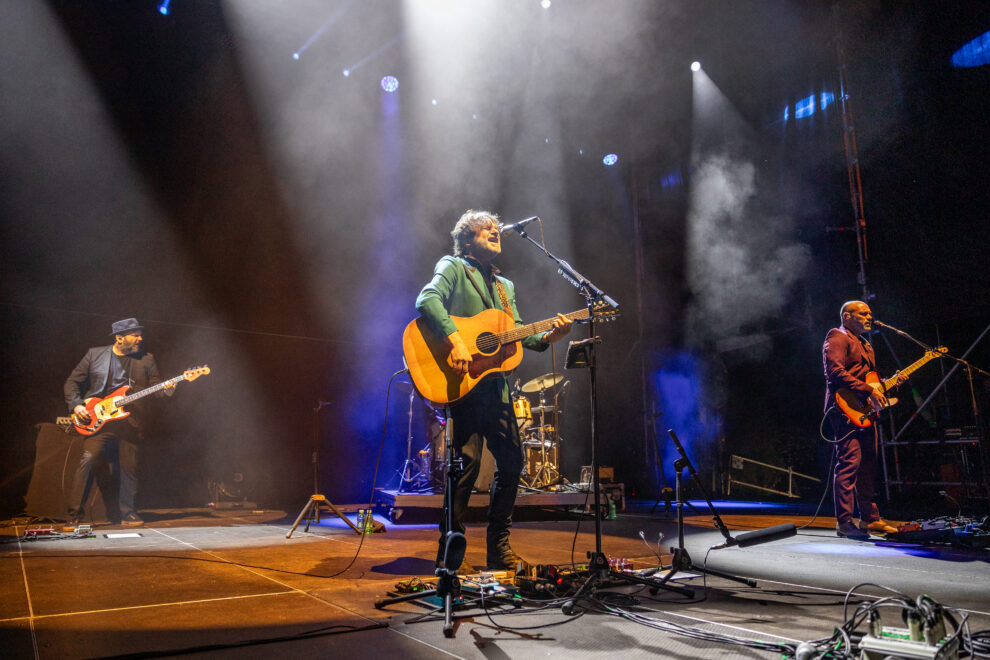 Quique González y su banda en el concierto de Noches del Botánico