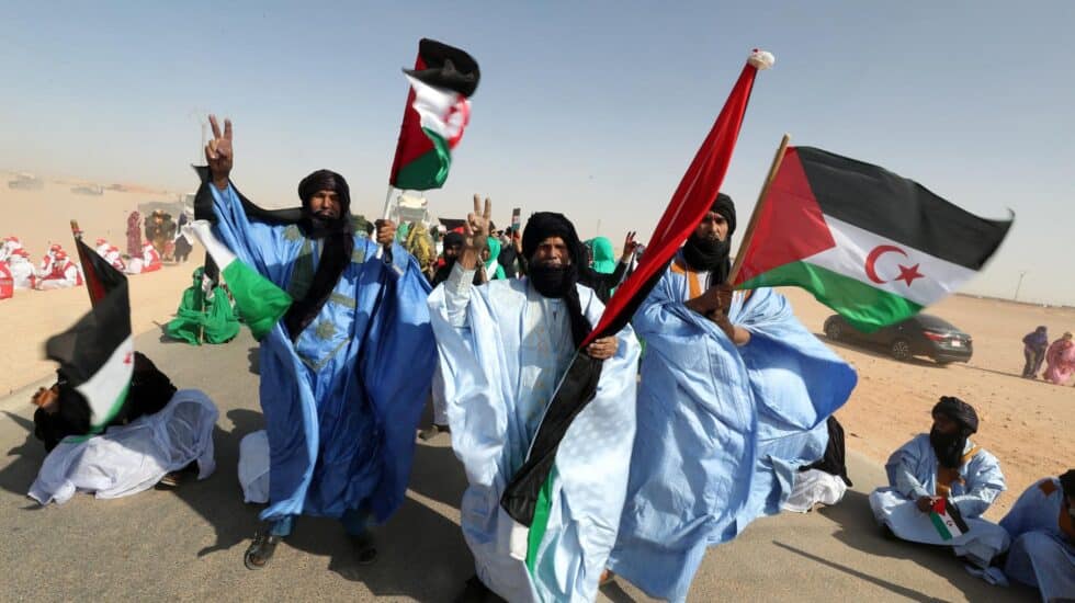 Habitantes de los campamentos de refugiados de Tinduf (Argelia) durante la marcha por los 50 años de la fundación del Frente Polisario.