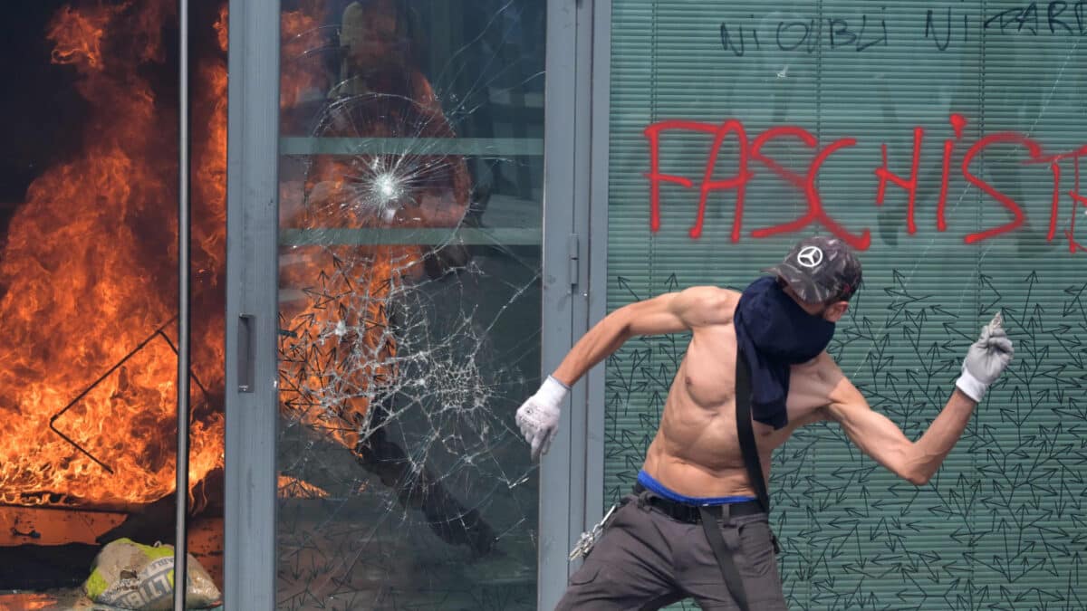 Un manifestante se enfrenta a la policía durante una marcha de conmemoración de la muerte de un conductor adolescente por disparos de un policía, en el suburbio parisino de Nanterre.