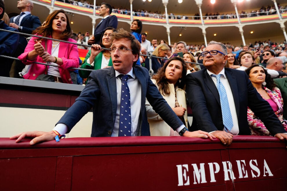 Almeida en las Ventas junto a su novia