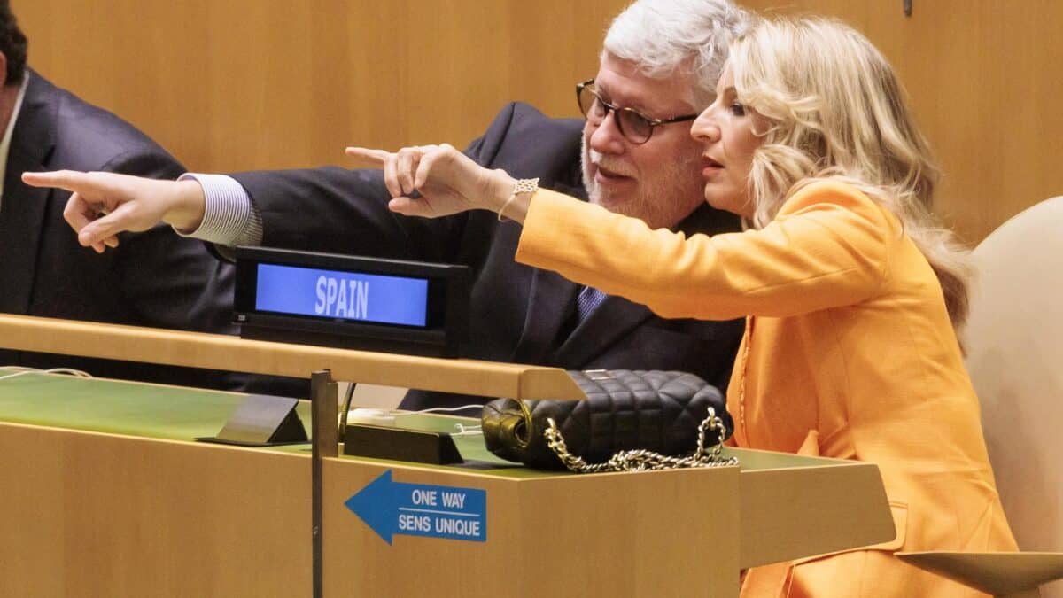 El diplomático Agustín Santos Maraver junto a Yolanda Díaz en Nueva York el pasado abril.
