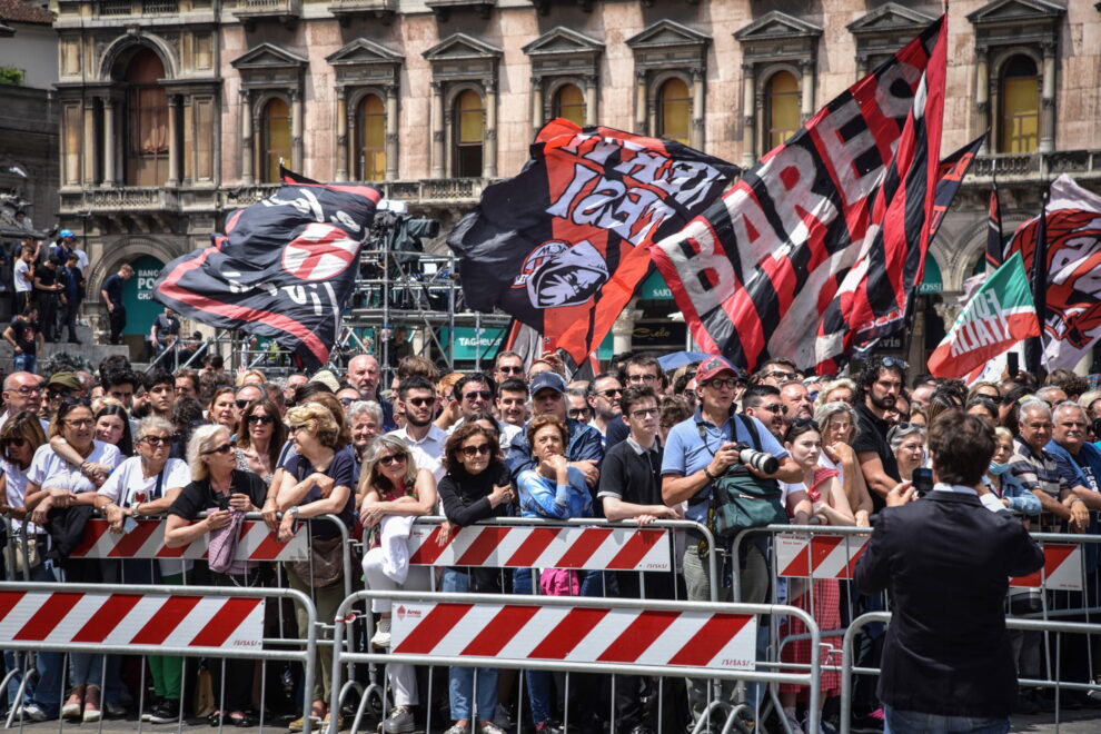 La gente se reúne en la plaza del Domo para asistir al funeral del ex primer ministro italiano y magnate de los medios Silvio Berlusconi