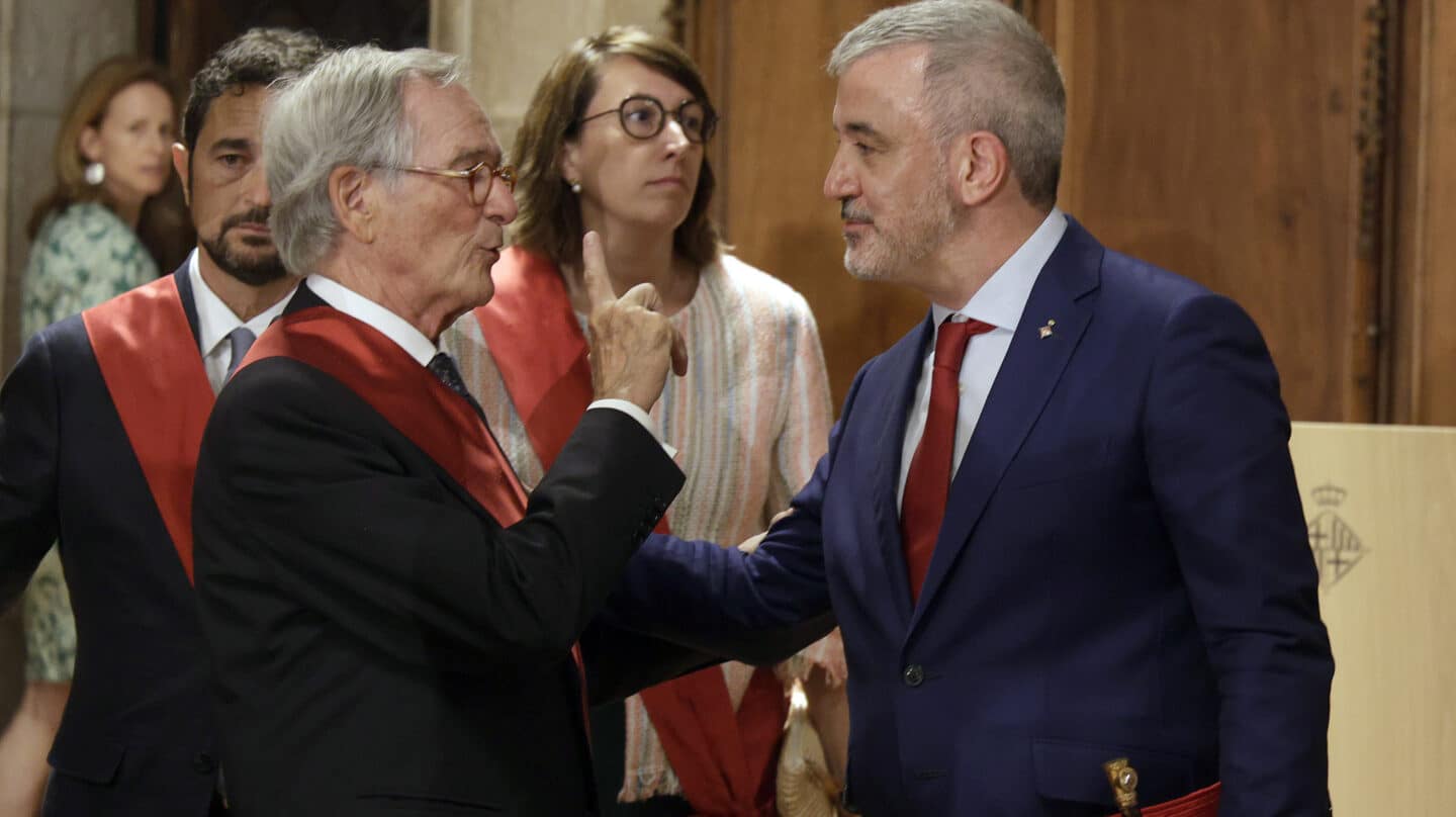 El socialista Jaume Collboni saluda al candidato de JxCat, Xavier Trias (i), tras ser elegido este sábado nuevo alcalde de Barcelona, gracias al apoyo in extremis de los comunes y del PP, que han impedido así al candidato de Junts, Xavier Trias, hacerse con la vara de mando pese a haber sido el más votado en las elecciones del 28M y pese al aval de ERC.EFE/Quique García