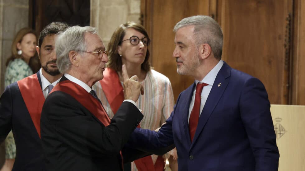 El socialista Jaume Collboni saluda al candidato de JxCat, Xavier Trias (i), tras ser elegido este sábado nuevo alcalde de Barcelona, gracias al apoyo in extremis de los comunes y del PP, que han impedido así al candidato de Junts, Xavier Trias, hacerse con la vara de mando pese a haber sido el más votado en las elecciones del 28M y pese al aval de ERC.EFE/Quique García
