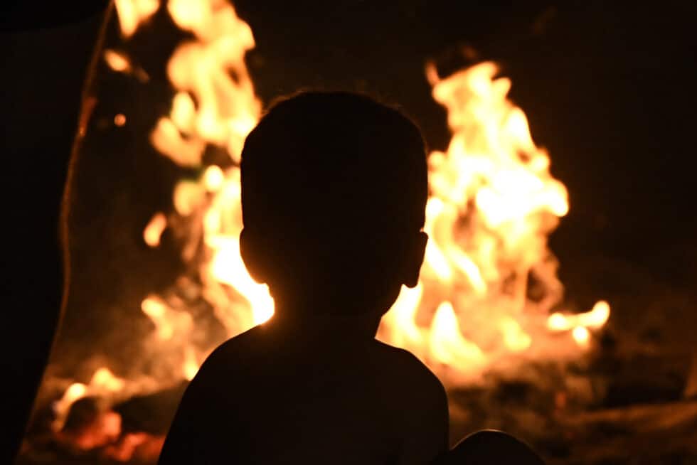 Un niño celebra la Noche de San Juan en la playa de Retamar, en Almería.