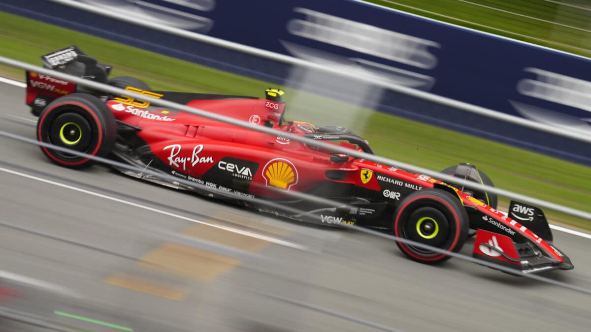 El piloto español Carlos Sainz con su Ferrari en el GP de España
