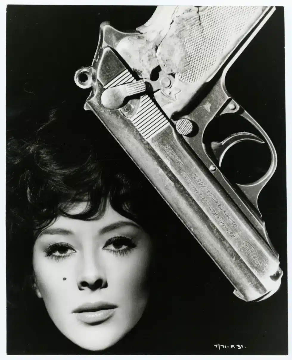 Sue Lloyd con una pistola, fotograma de The Ipcress file, de Sidney J. Furie, 1965. © ITV Archive / Shutterstock.