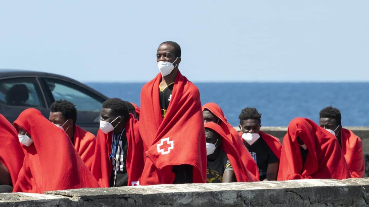 Un barco pesquero ha localizado a menos de un kilómetro de la costa de Los Cocoteros, en Lanzarote, una lancha neumática con 53 inmigrantes a bordo.