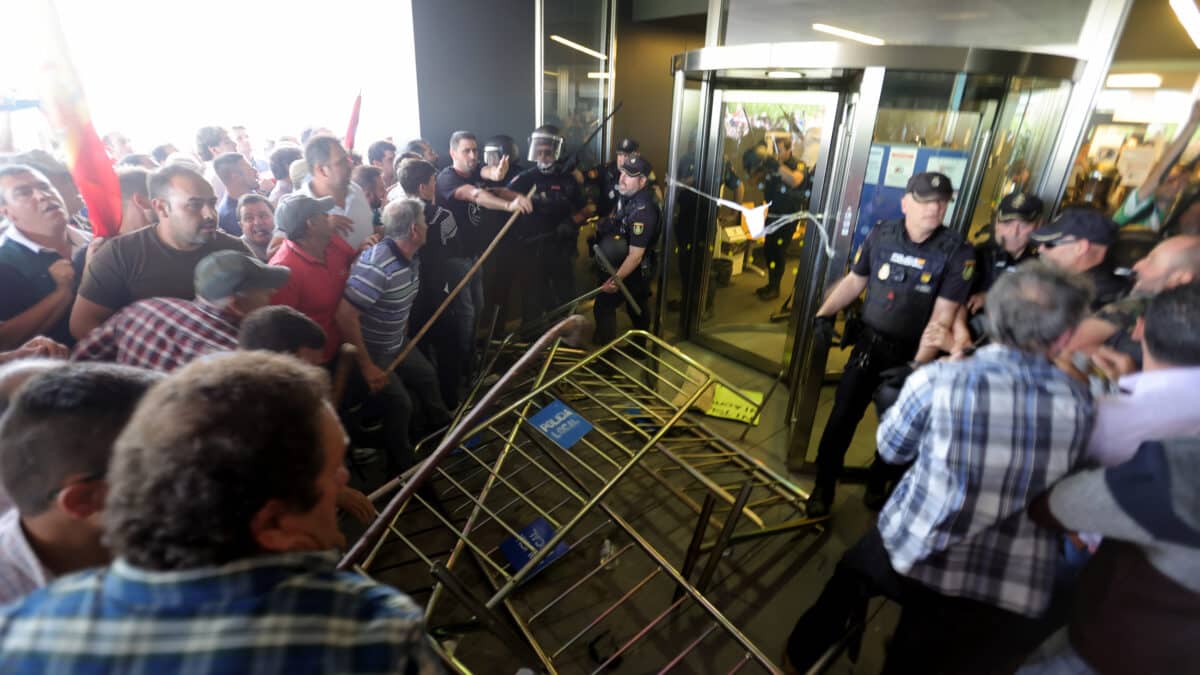 Protesta de ganaderos salmantinos en la Delegación de la Junta